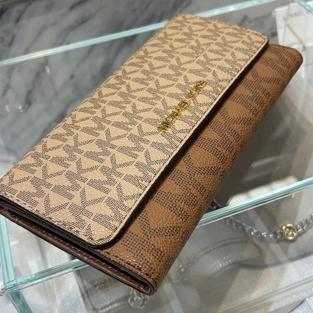 Michael Kors Jet Set Large Signature Logo Tri-Fold Wallet
Camel Multi 
NWT - Picture 8 of 16